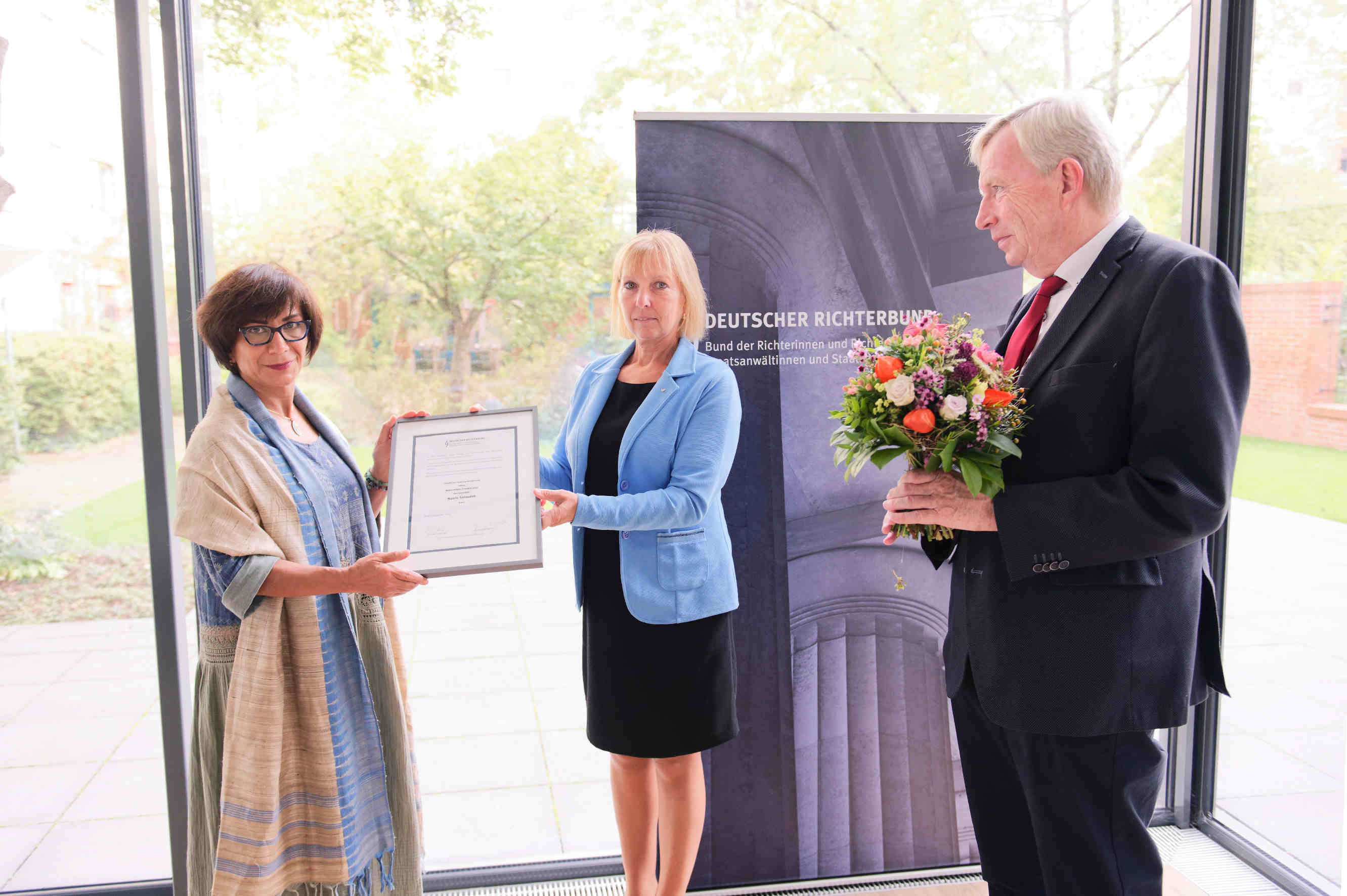 DRB-Menschenrechtspreisverleihung 2020 | Shojaee, Stockinger, Lüblinghoff | Bildquelle: DRB, Andreas Burkhardt Übergabe des Menschenrechtspreises 2020 von Barbara Stockinger an Mansoureh Shojaee