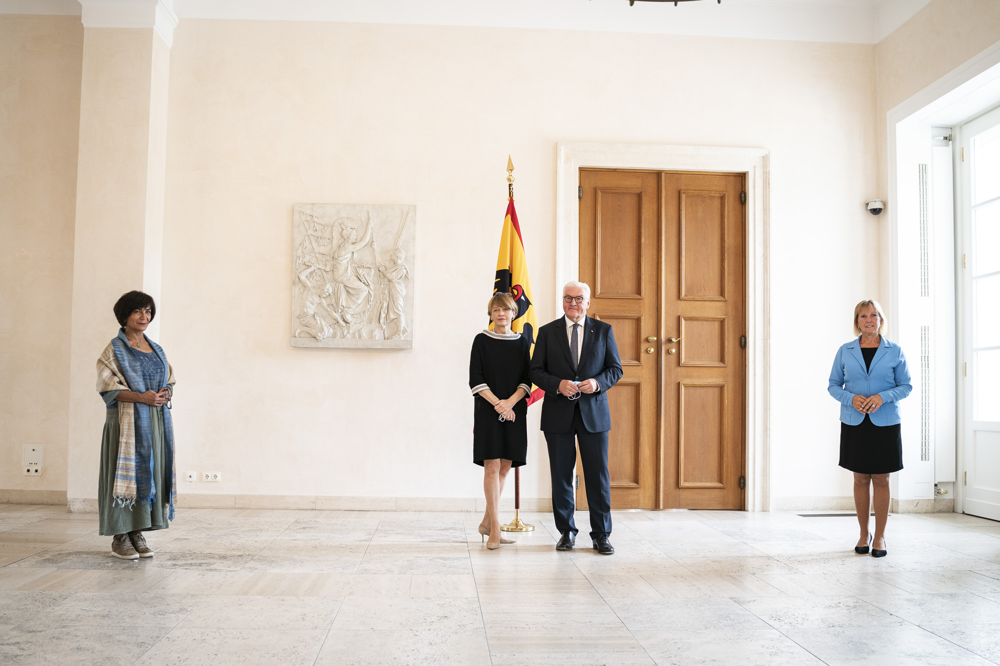 Empfang beim Bundespräsidenten | Bildquelle: Bundesregierung, Steffen Kugler Mansoureh Shojaee und Barbara Stockinger mit Bundespräsident Walter Steinmeier und seiner Frau