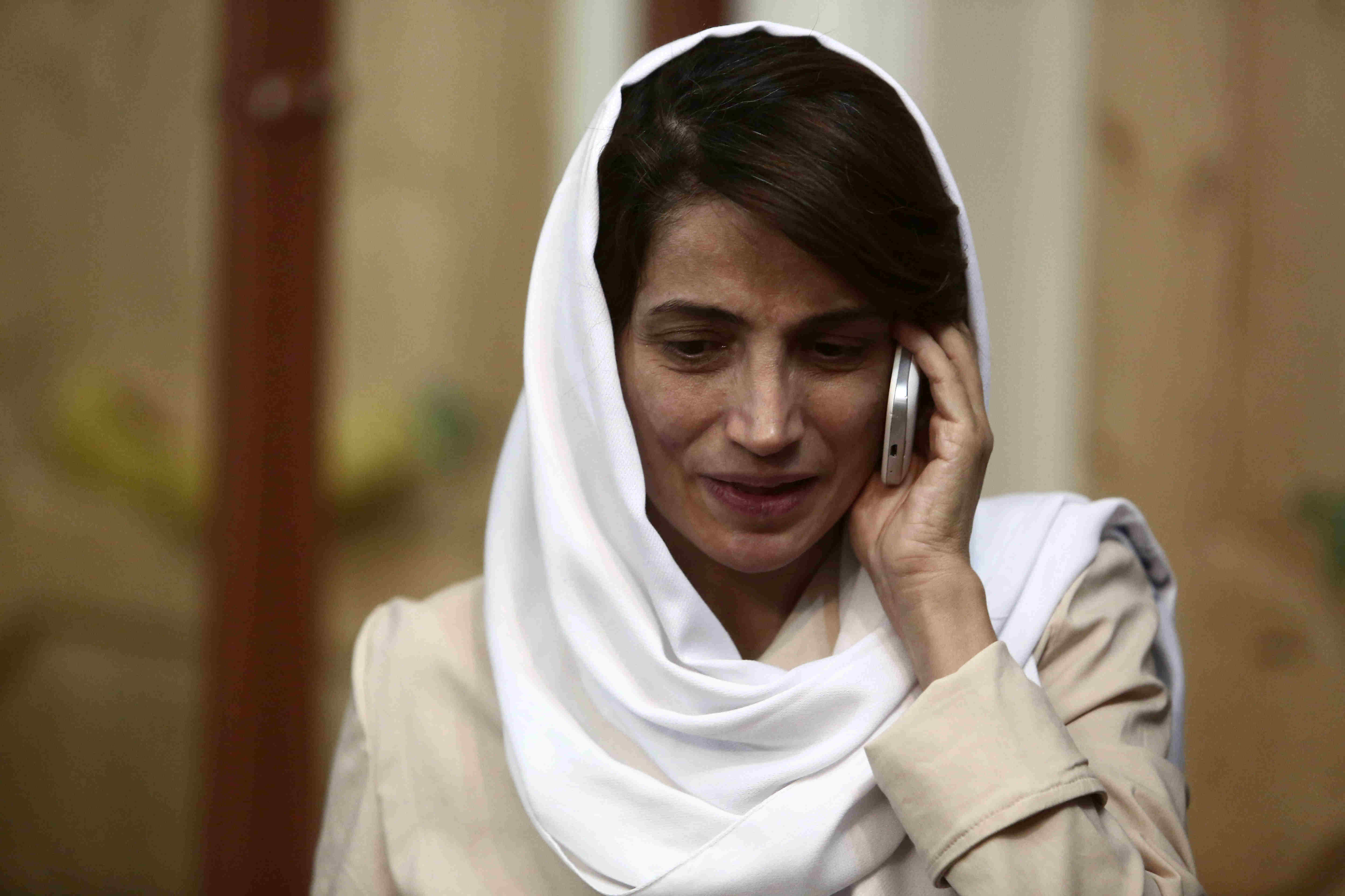 DRB-Menschenrechtspreisträgerin Nasrin Sotoudeh | Bildquelle: Khademian Farzaneh, picture alliance/abaca Porträt von Nasrin Sotoudeh mit Kopftuch und Mobiltelefon am Ohr