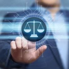 Person im Hintergrund tippt auf einem Bildschirm die Justizwage an
