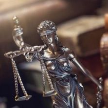 Justitia | Bildquelle: M rcfotostock, Fotolia Justitia-Figur vor Büchern